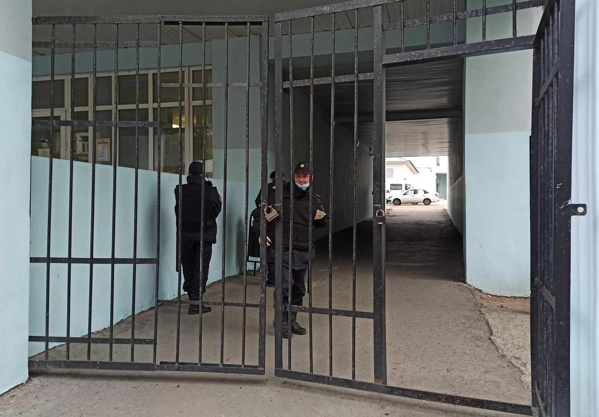 Сотрудники правоохранительных органов дежурят у входа на территорию Пермской краевой клинической больницы, куда доставили пострадавших от стрельбы в Пермском государственном национальном исследовательском университете Сотрудники правоохранительных органов дежурят у входа на территорию Пермской краевой клинической больницы, куда доставили пострадавших от стрельбы в Пермском государственном национальном исследовательском университете - РИА Новости, 1920, 20.09.2021