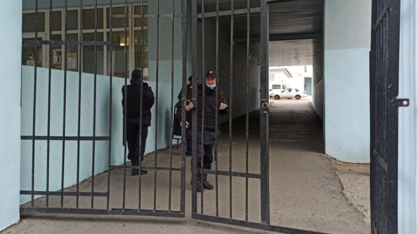 Сотрудники правоохранительных органов дежурят у входа на территорию Пермской краевой клинической больницы, куда доставили пострадавших от стрельбы в Пермском государственном национальном исследовательском университете