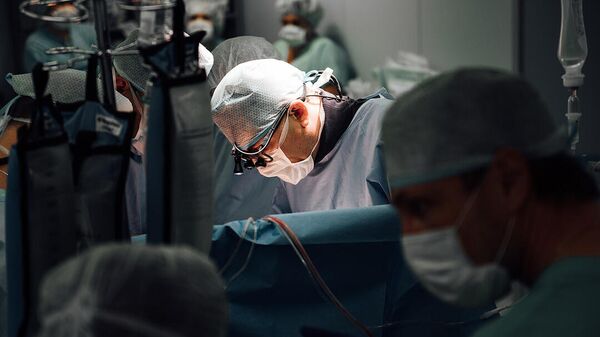 Хирурги Национального медицинского исследовательского центра имени академика Е. Н. Мешалкина в Новосибирске во время операции по исправлению порока клапана сердца
