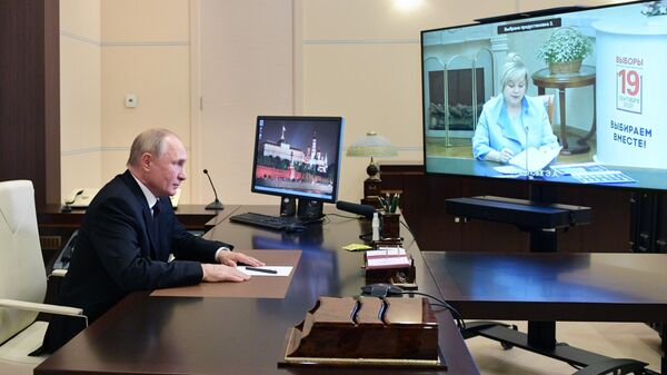 Президент РФ Владимир Путин во время встречи по видеосвязи с председателем Центральной избирательной комиссии РФ Эллой Памфиловой
