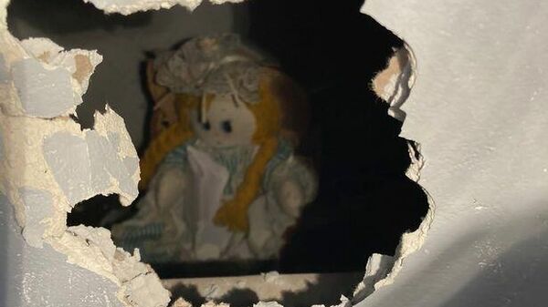 Кукла, найденная жителем Великобритании в стене дома