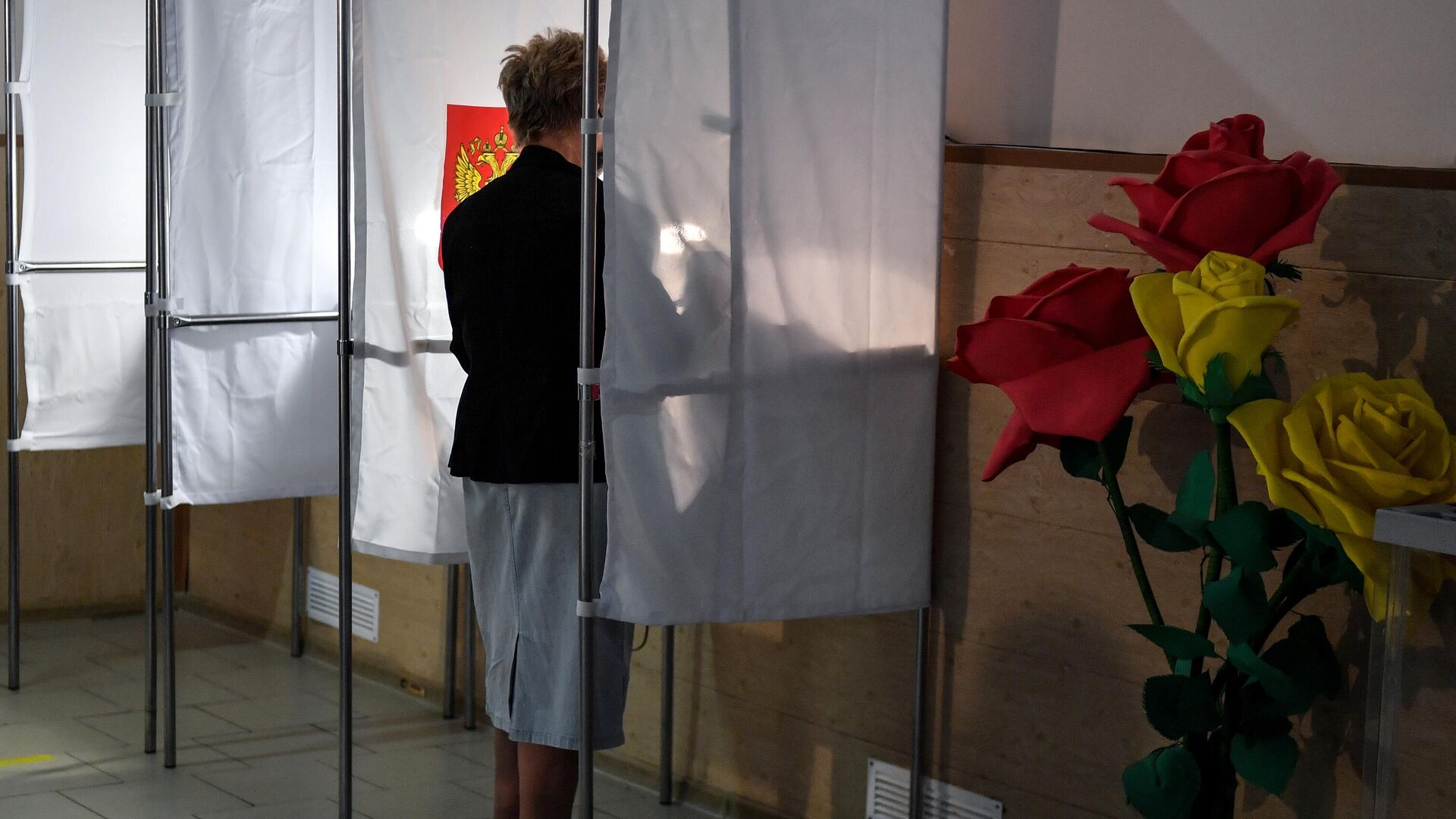 Женщина голосует на избирательном участке в Бахчисарае - РИА Новости, 1920, 21.09.2021