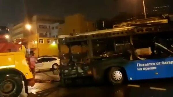 Эвакуация сгоревшего в Москве электробуса 