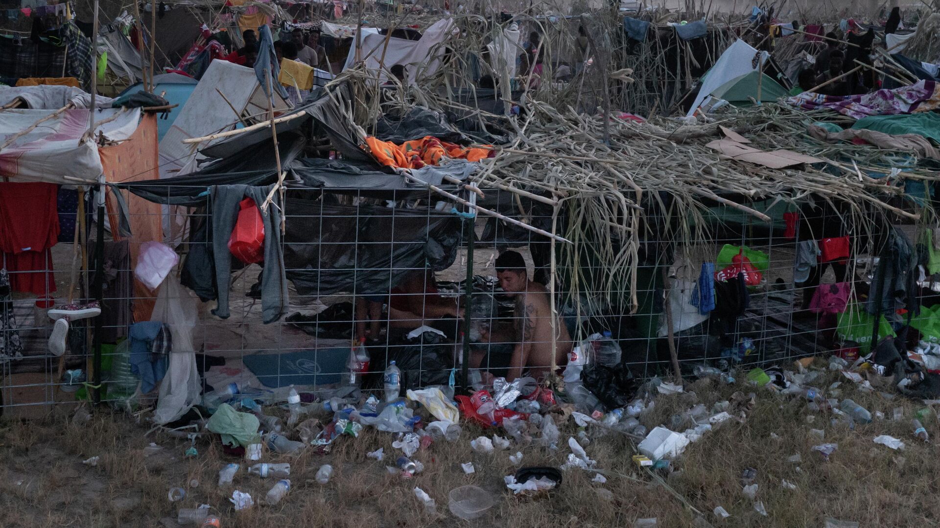 Лагерь мигрантов в городе Дель-Рио, штат Техас, США - РИА Новости, 1920, 21.09.2021
