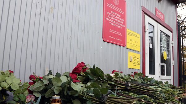 Цветы в память о погибших в результате стрельбы в Пермском университете