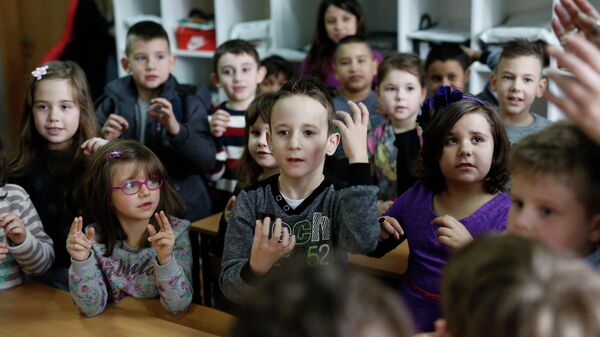 Дети изучают язык жестов в начальной школе в Сараево, Босния