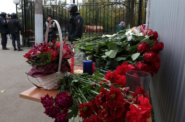 Цветы в память о погибших в результате стрельбы в Пермском университете