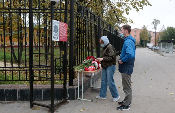 Люди возлагают цветы в память о погибших в результате стрельбы в Пермском университете