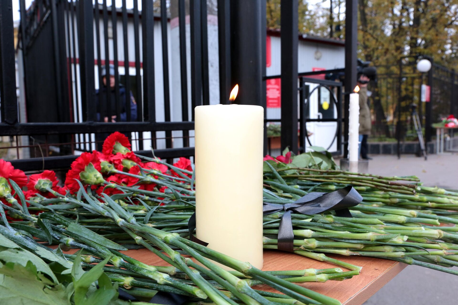 Цветы и свечи в память о погибших в результате стрельбы в Пермском университете - РИА Новости, 1920, 15.12.2021