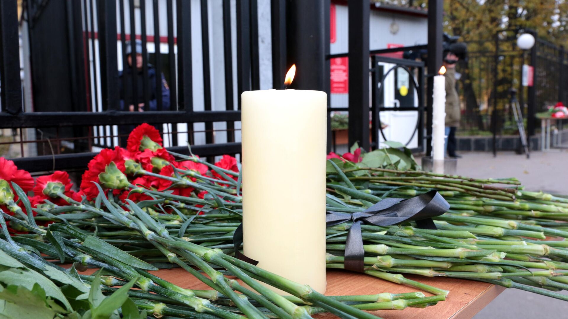 Цветы и свечи в память о погибших в результате стрельбы в Пермском университете - РИА Новости, 1920, 08.11.2021