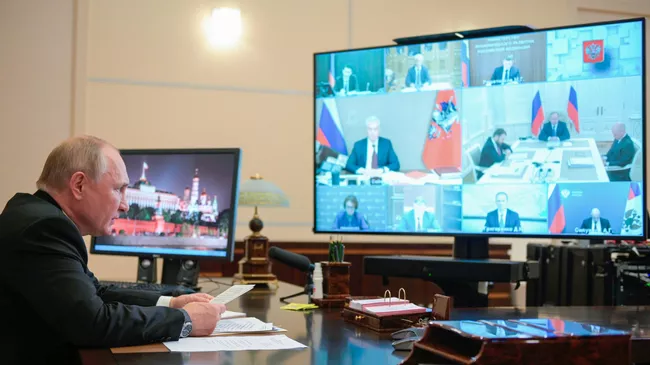 Президент РФ Владимир Путин проводит в режиме видеоконференции совещание по экономическим вопросам
