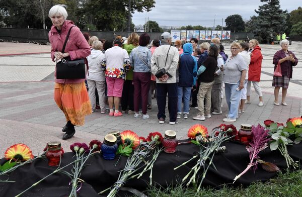 Цветы и свечи в память о погибших во время стрельбы в Пермском государственном национальном исследовательском университете