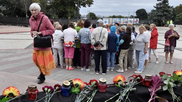 Цветы и свечи в память о погибших во время стрельбы в Пермском государственном национальном исследовательском университете
