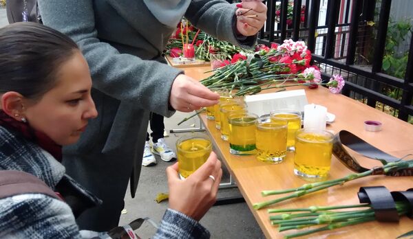 Люди зажигают свечи в память о погибших в результате стрельбы в Пермском университете