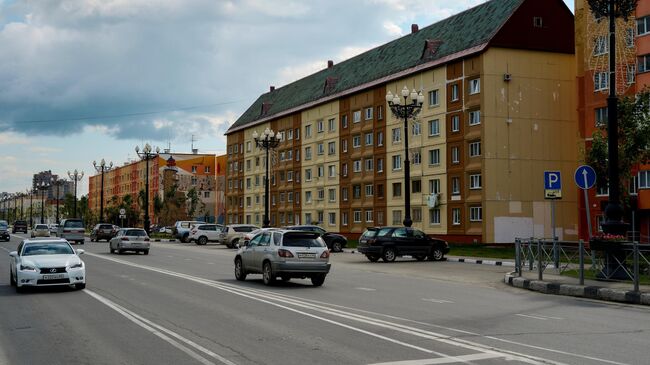 Движение автомобилей на одной из улиц в Южно-Сахалинске