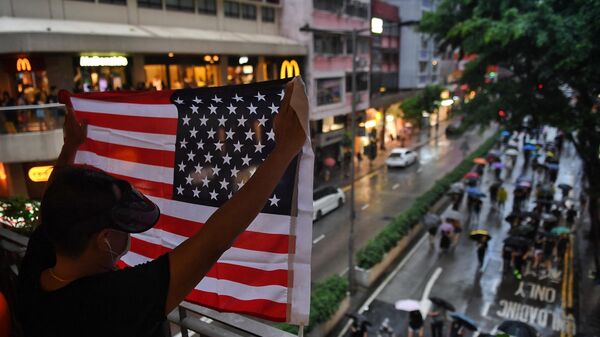 Человек с флагом США во время митинга в Гонконге