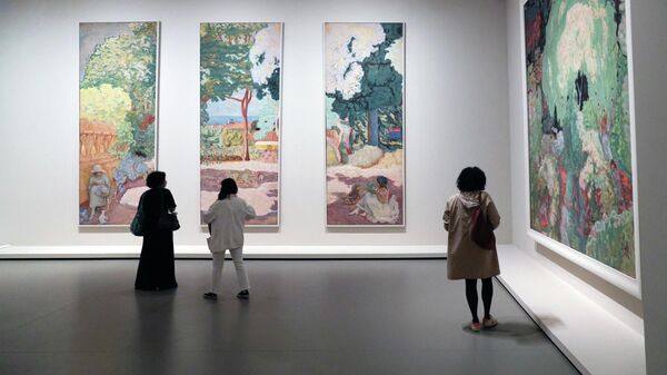 Посетители смотрят на картины французского художника Пьера Боннара во время пресс-показа выставки коллекции братьев Морозовых в Фонде Louis Vuitton в Париже 