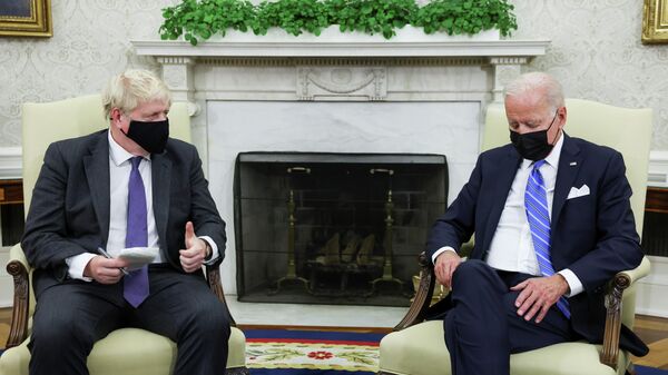 Президент США Джо Байден и премьер-министр Великобритании Борис Джонсон во время встречи в Белом доме,  США