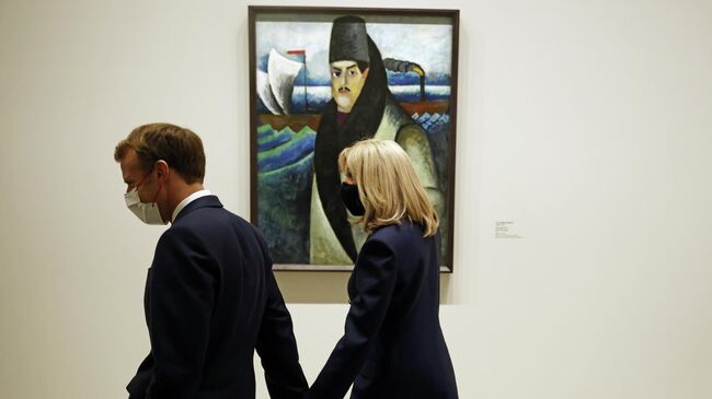 Президент Франции Эммануэль Макрон и его супруга Брижит Макрон перед картиной Портрет Михаила Матюшина 
