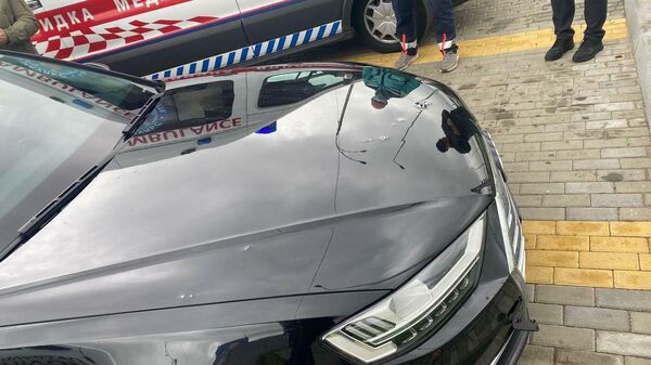 Обстрелянный автомобиль помощника президента Украины Сергея Шефира