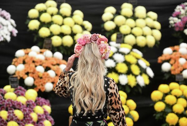Посетительница на цветочной выставке в Челси