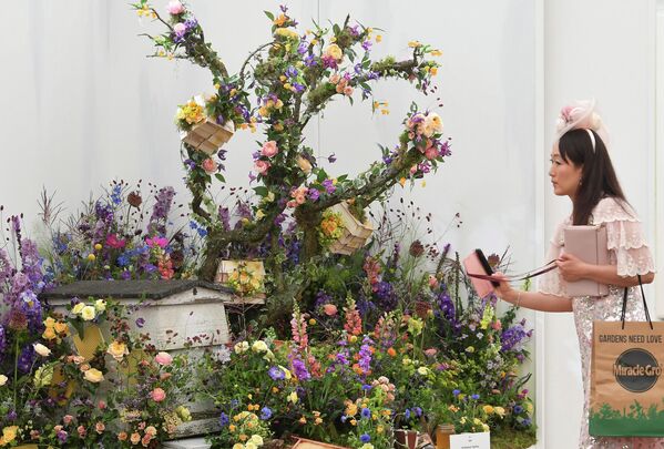 Посетительница на цветочной выставке в Челси