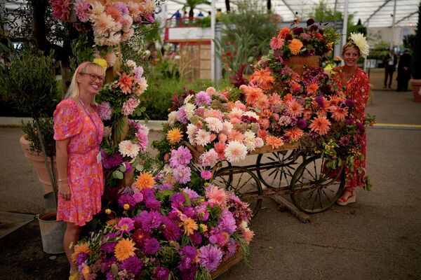 Посетители на цветочной выставке в Челси