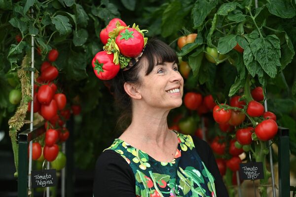 Женщина на цветочной выставке в Челси