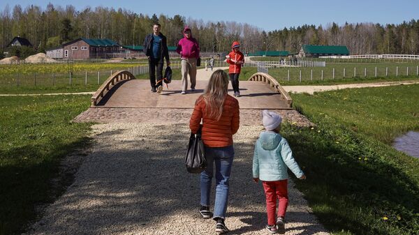Посетители в Усадьбе Марьино в Тоснеском районе Ленинградской области