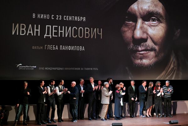 Съемочная группа фильма режиссера Глеба Панфилова Иван Денисович в кинотеатре Художественный в Москве. Съемочная группа фильма режиссера Глеба Панфилова Иван Денисович в кинотеатре Художественный в Москве.