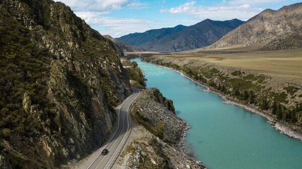 Автомобильная дорога Чуйский тракт и река Катунь в Онгудайском районе Республики Алтай