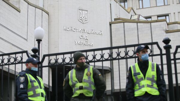 Сотрудники Национальной гвардии Украины у здания Конституционного суда в Киеве