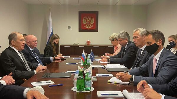 Министр иностранных дел РФ Сергей Лавров во время встречи с генеральным секретарем НАТО Йенсом Столтенбергом