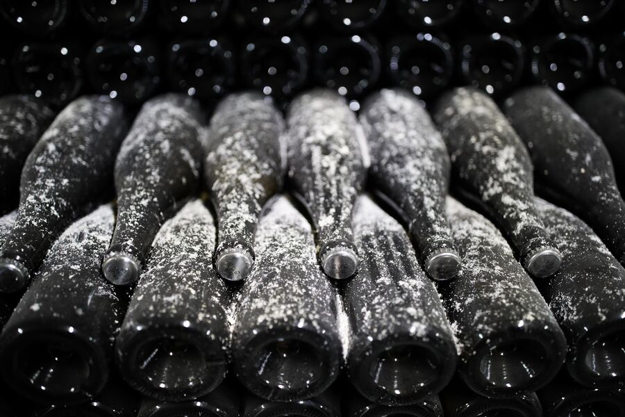 Бутылки с вином в подземном хранилище на территории центра винного туризма Абрау-Дюрсо в Краснодарском крае
