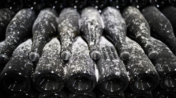 Бутылки с вином в подземном хранилище на территории центра винного туризма Абрау-Дюрсо в Краснодарском крае