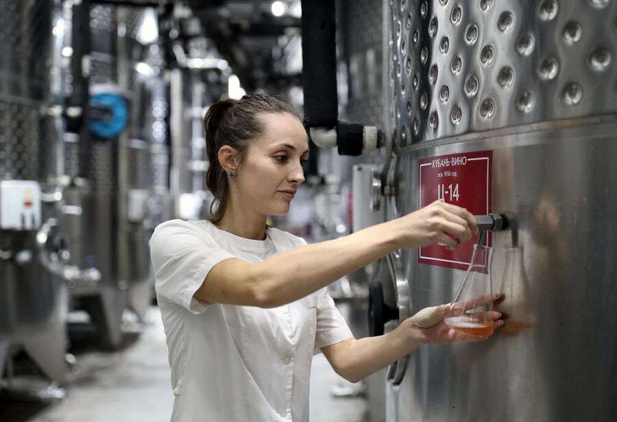 Отбор проб для исследований в технологической производственной химико-микробиологической лаборатории винодельни Кубань-Вино в Краснодарском крае