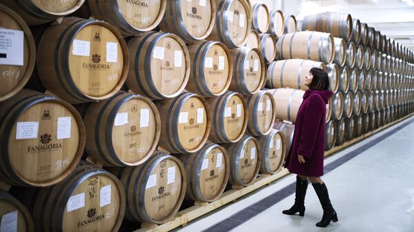 Цех выдержки вина на винодельческом предприятии Фанагория в Краснодарском крае
