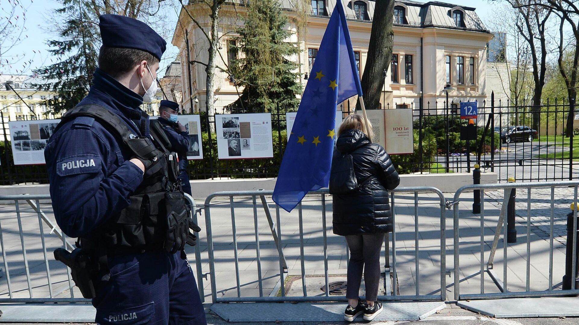 Полицейские и женщина с флагом ЕС у здания Конституционного суда в Варшаве - РИА Новости, 1920, 07.10.2021