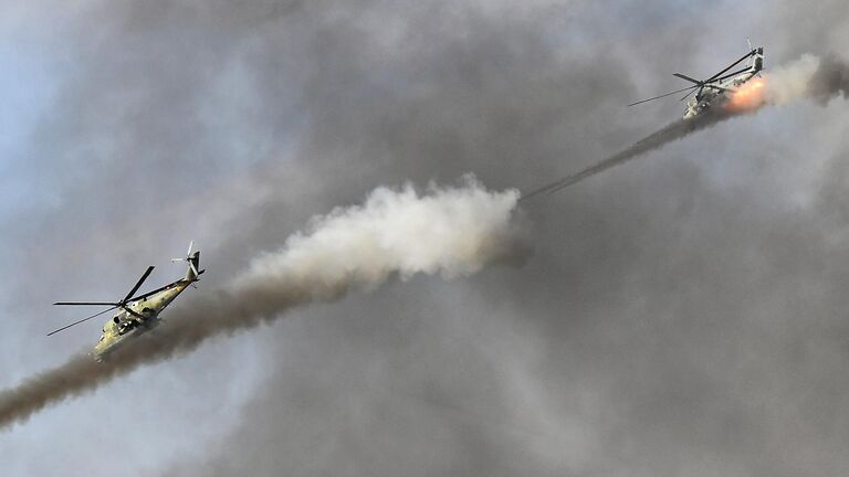 Вертолеты Ми-24 на антитеррористических учениях стран – членов Шанхайской организации сотрудничества (ШОС) Мирная миссия – 2021 на полигоне Донгузский в Оренбургской области