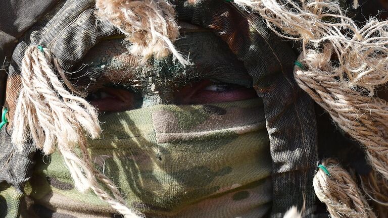 Военнослужащий на выставке вооружений в рамках антитеррористических учений стран – членов Шанхайской организации сотрудничества (ШОС) Мирная миссия – 2021 на полигоне Донгузский в Оренбургской области