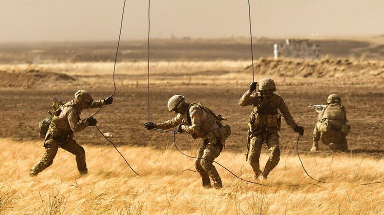Военнослужащие десантируются на антитеррористических учениях стран – членов Шанхайской организации сотрудничества (ШОС) Мирная миссия – 2021 на полигоне Донгузский в Оренбургской области