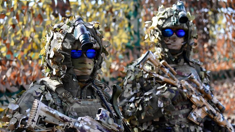 Военнослужащие на выставке вооружений в рамках антитеррористических учений стран – членов ШОС Мирная миссия – 2021 на полигоне Донгузский в Оренбургской области