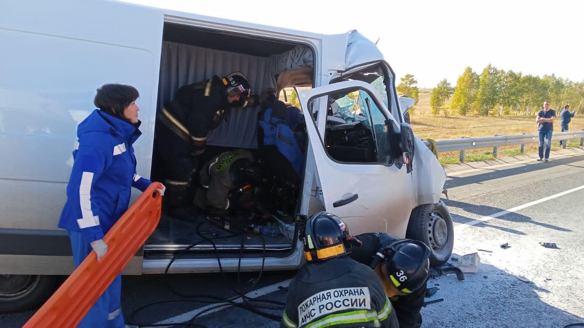 На месте ДТП с участием автомобиля Renault Master и микроавтобуса Газель на 166 километре федеральной автодороги Р240 Уфа - Оренбург  - РИА Новости, 1920, 23.09.2021