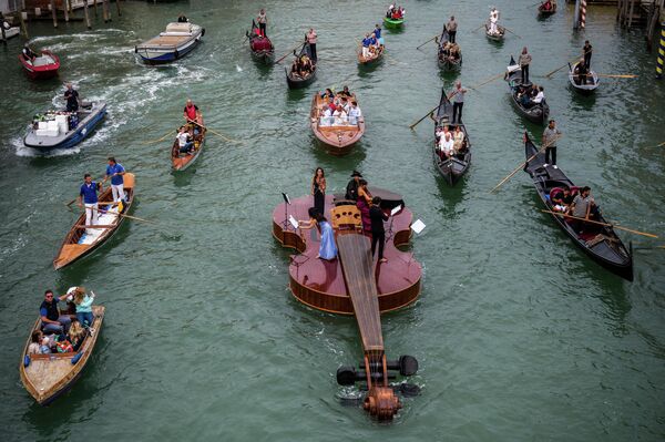 Скрипка Ноя, гигантская плавучая скрипка венецианского скульптора Ливио Де Марки на Гранд-канале в Венеции 