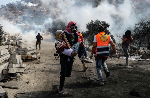 Столкновение палестинских демонстрантов с израильскими солдатами в деревне Бейта