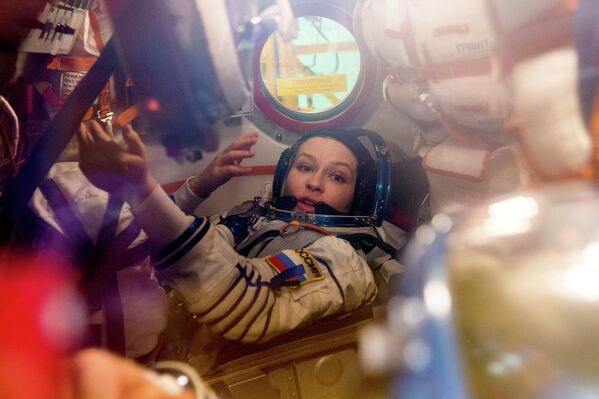Член экипажа и актриса Юлия Пересильд во время тренировки перед экспедицией на МКС на космодроме Байконур, Казахстан
