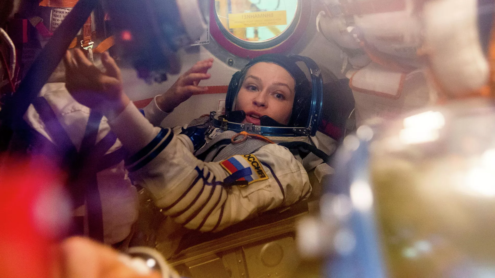 Член экипажа и актриса Юлия Пересильд во время тренировки перед экспедицией на МКС на космодроме Байконур, Казахстан - РИА Новости, 1920, 17.10.2021