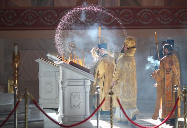 Священники на церемонии открытия храма Александра Невского на площади Павших Борцов в Волгограде