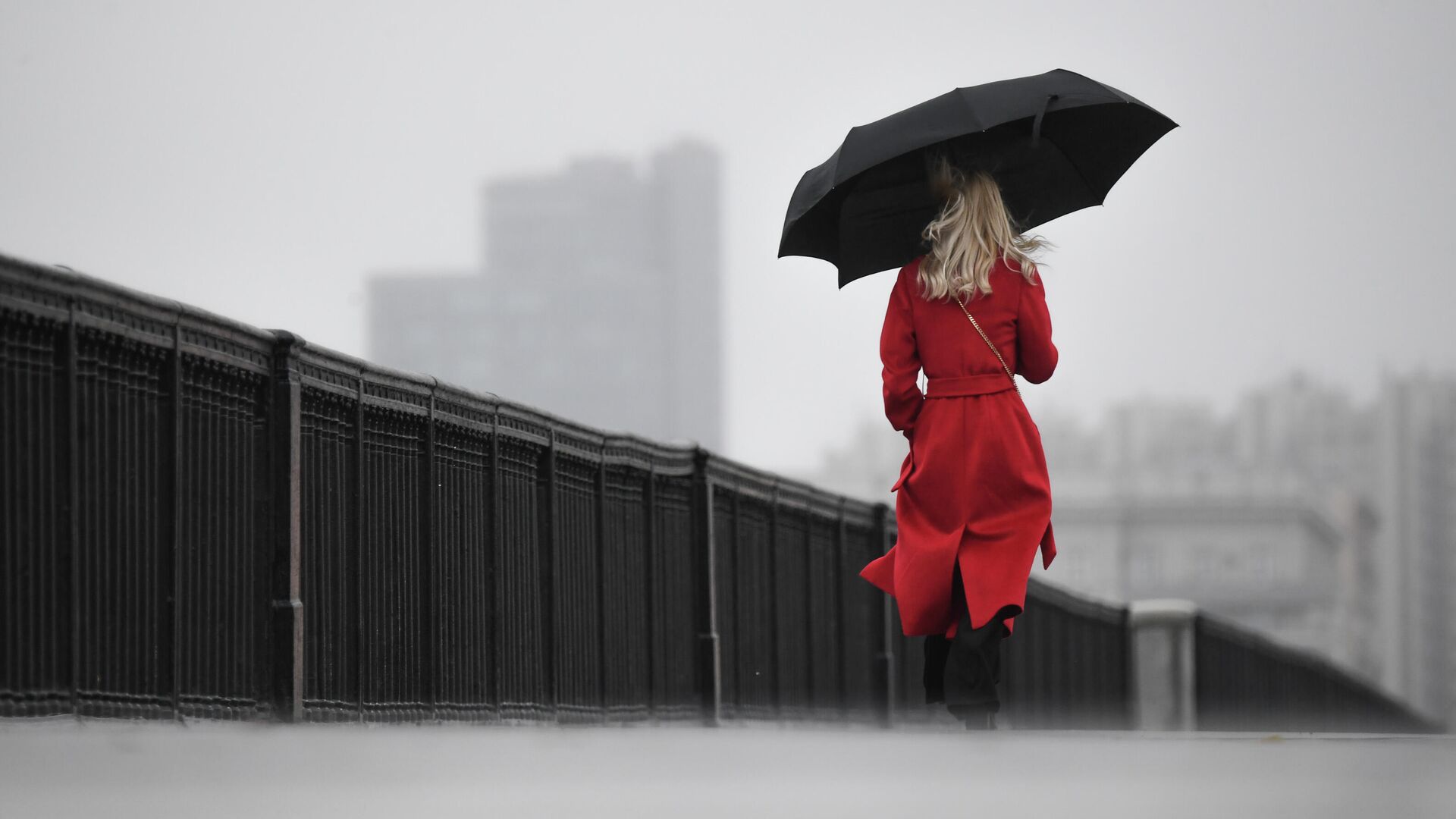 Женщина с зонтом идет по Крымскому мосту во время дождя в Москве - РИА Новости, 1920, 26.09.2021