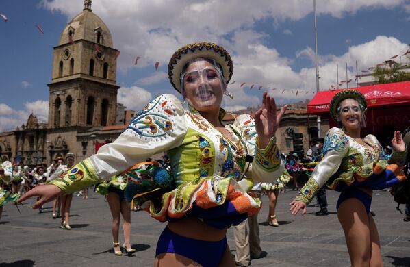 Танцовщицы на фестивале Капоралес в Ла-Пасе